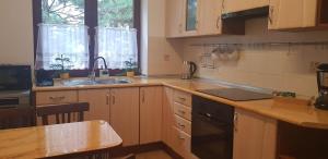 Przytulny Apartament z Parkingiem na przedmieściach Wrocławia by Noclegi Renters