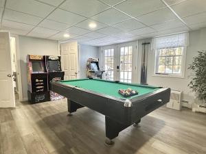 5BR Waterfront Hot Tub Kids Playscape Pets Family Compound!