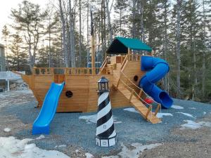 5BR Waterfront Hot Tub Kids Playscape Pets Family Compound!