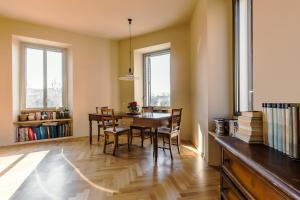 Roman Retreat En-suite Room