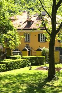 Schloss mit eigenem Garten und Parkplatz G
