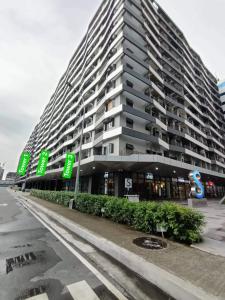 Cozypura Staycation near MOA, Airport , with free fast WIFI, Netflix and pay parking