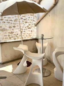 Appartements Mas Chansonnet Gites et Chambres d'hotes de charme : Chambre Familiale - Vue sur Jardin