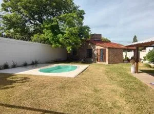 Casa Confortable Zona Norte Estadio Kempes Aeropuerto Hospital Privado Sanatorio Allende Universidad Blas Pascal Museo Bar La Mona Jiménez Complejo Feriar Centro de Convenciones - Argüello