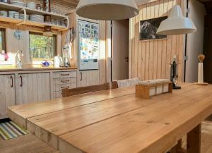 Enjoy The Atmosphere In Wooden Summer House By The Bay