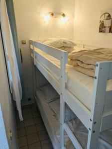 "LECUME" Appartement 4 personnes, vue port de plaisance et mer, accès piscines gratuit