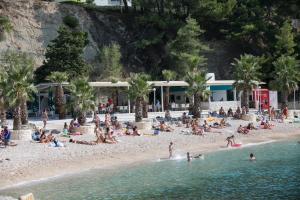 Marjan hill 3-BR apt,5 guests private garden near beach