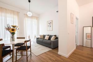 Sunny new renovated apartment with balcony Metro A