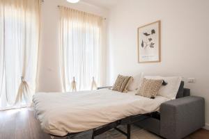 Sunny new renovated apartment with balcony Metro A