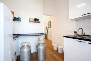 Sunny new renovated apartment with balcony Metro A