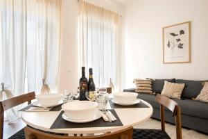 Sunny new renovated apartment with balcony Metro A