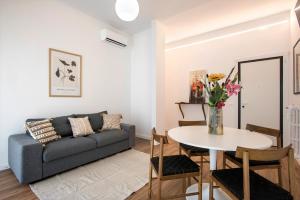 Sunny new renovated apartment with balcony Metro A