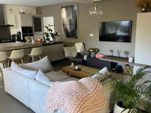 Villa Spacieuse avec Spa - Calme et Proche Plage, Lac et Golfs - FR-1-791-3