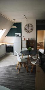 Appartements Cocon sous les toits - vue sur les chateaux et le vignoble - proche centre ville - parking gratuit : photos des chambres