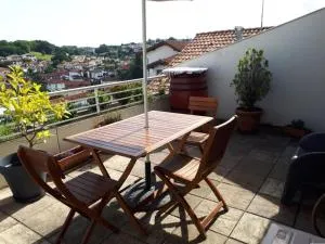 Appartement Moderne Centre Ville Hendaye avec Terrasse et Parking - FR-1-2-302 - إرون