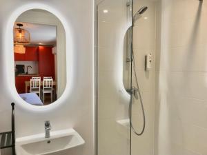 Hotels Cit'hotel Design Booking Evry Saint-Germain-les-Corbeil Senart : Studio