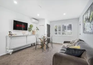 In the Heart of Hamilton! Modern and Convenient #5 -By KOSH BNB - Dinsdale