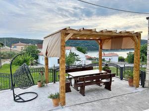 Seafront Island Paradise - Emily 3