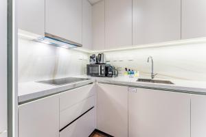 Upgraded 2BR with Partial Sea and City Views Near the Beach, Elite Residence, Dubai Marina by Deluxe Holiday Homes
