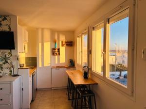 EStudio 1ère ligne vue mer ,place de parking privée accès a la plage de la résidence 3ème étage