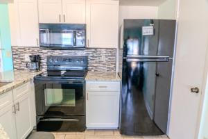 Luxurious Ocean view Queen Suite - With New LED Fireplace! Palace Resort Unit 2210