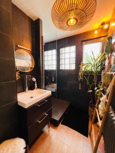 Sejours chez l'habitant Evasion Tropicale - Villa d'Artiste avec Jacuzzi Prive dans un jardin Exotique : photos des chambres