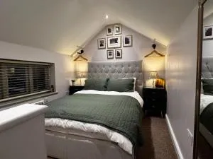 The Tower, 1 bed 1850's Tiny House - Witham