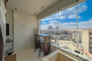 The Pyramids Horizon Studio w Bathtub