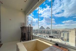 The Pyramids Horizon Studio w Bathtub