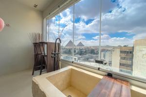 The Pyramids Horizon Studio w Bathtub
