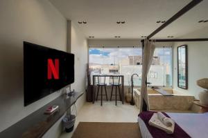 The Pyramids Horizon Studio w Bathtub