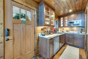 Couples Getaway in Stoney Creek at Wintergreen!