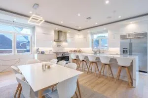 Luxury 5BR Smart Home Near JFK with Gym, Theater & BBQ - Wave Crest
