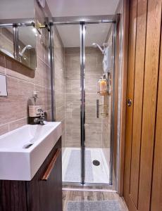 The Tower, 1 bed 1850s Tiny House