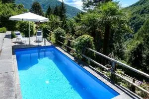 Freistehendes Chalet mit Pool und Garten - Mergoscia