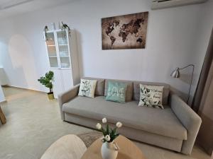Sunny ground floor apartment with a large terrace and direct access to the pool