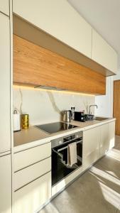 Malberry Park 302 - Modern 2bedroom Apt with Shared Heated Pool, Sauna, Gym, Jacuzzi