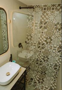 Laguito Houstel Small