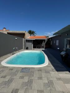 Casa com piscina em Peruibe