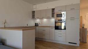 Modernes voll möbliertes Apartment am See mit Garten, nahe BER