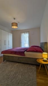 Modernes voll möbliertes Apartment am See mit Garten, nahe BER