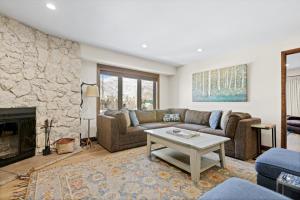 Perfectly Located 2 Minute Walk Lift Downtown Avon