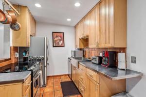 Modern Mountain Riverfront Condo, Walk to Lift