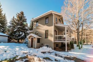 3 Bedroom 2 Bathroom Alpine Getaway right in Avon