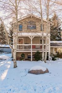 3 Bedroom 2 Bathroom Alpine Getaway right in Avon