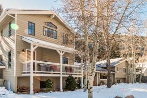 3 Bedroom 2 Bathroom Alpine Getaway right in Avon