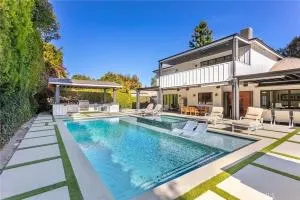 Contemporary Elegance sleeps 16 pool hot tub - Reseda