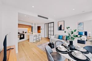 Lux CBD Escape 2BR Apartment with Pool Gym Sauna