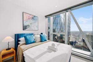 Lux CBD Escape 2BR Apartment with Pool Gym Sauna