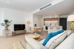 Fantastic Location 2BR in CBD with Pool Gym Sauna